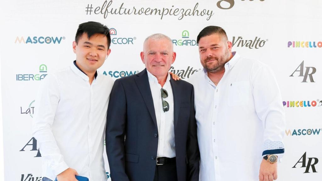 Frutos Barato, en el centro, junto a asistentes a la inauguración las instalaciones de Arte Regal. Cedida