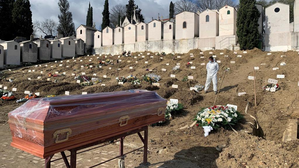 Vista de una sección del cementerio lisboeta de Alto de São João,  donde el 95% de los enterrados son víctimas de Covid-19.