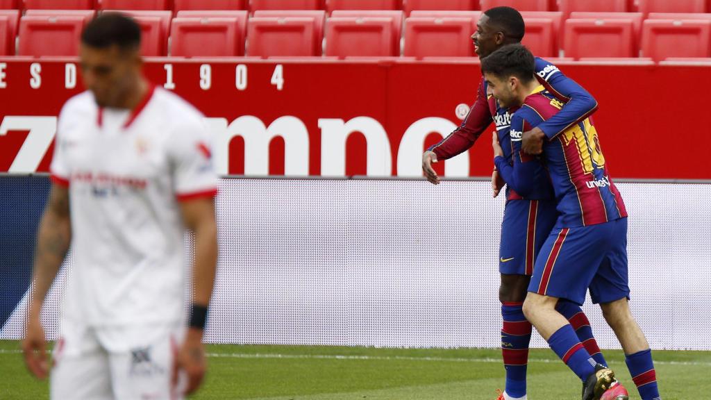 Dembélé y Pedri celebran el gol