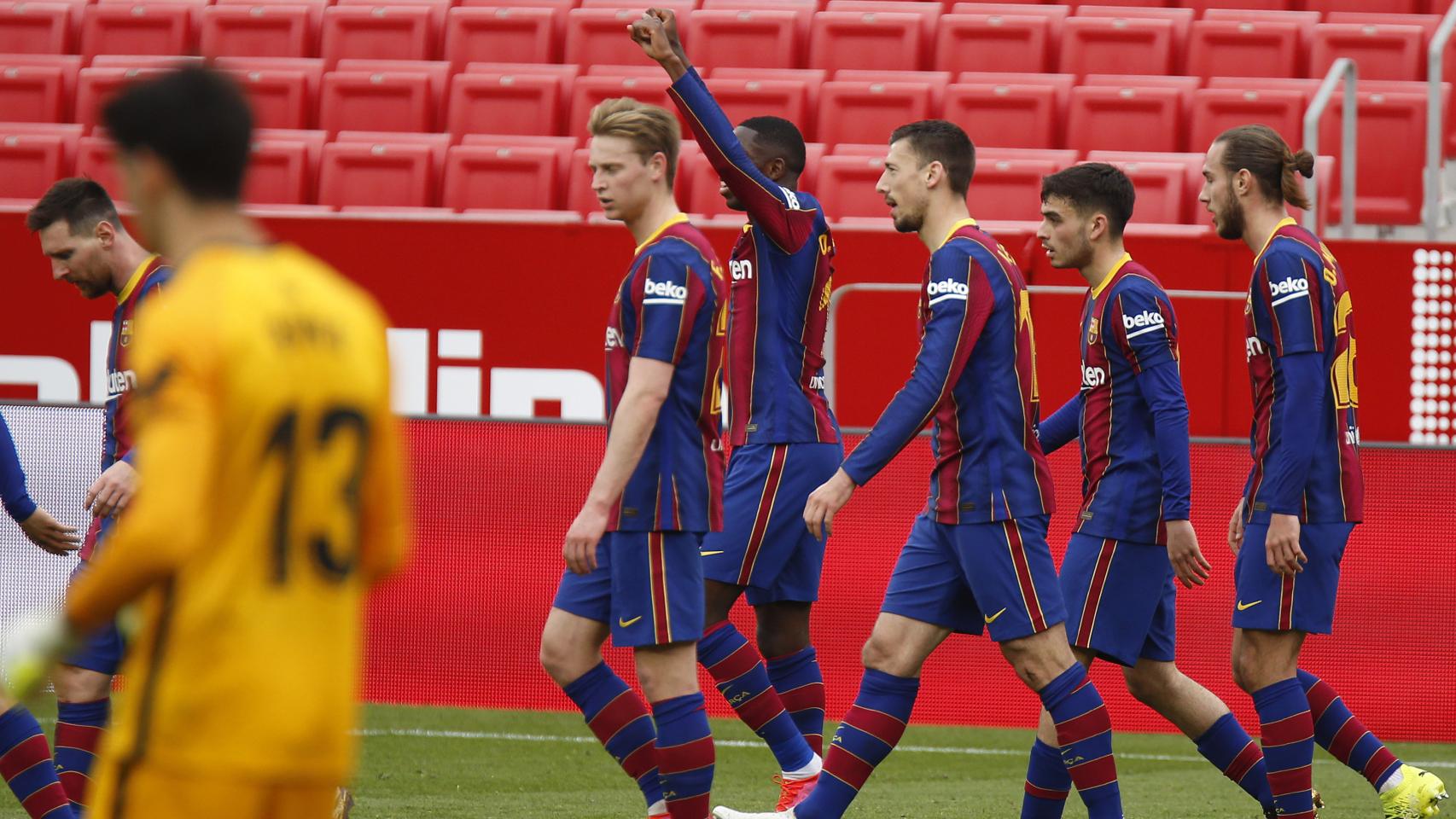 Los jugadores del Barça celebran el tanto de Dembélé