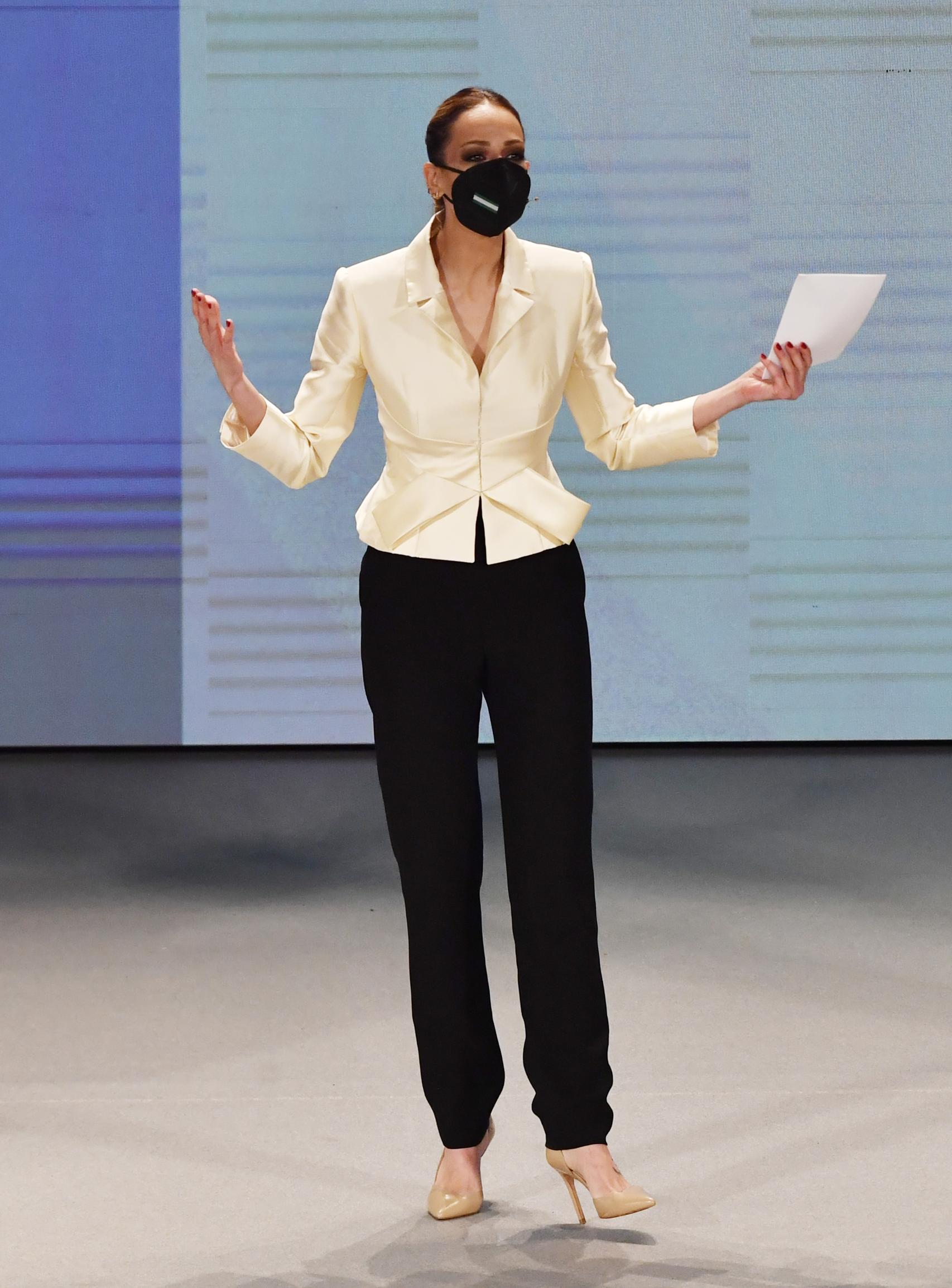 Eva González, con un traje en color marfil y negro.