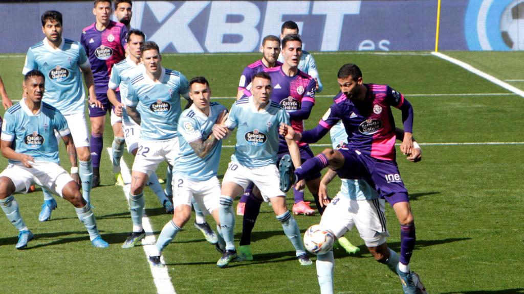 Los jugadores de Celta y Real Valladolid en un córner
