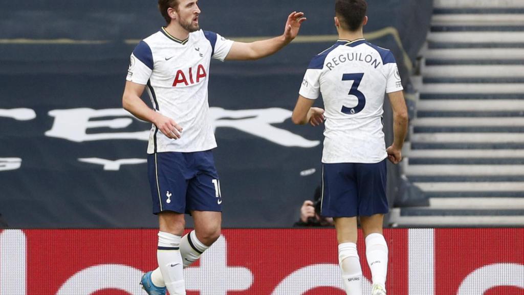Sergio Reguilón y Harry Kane celebran el gol del delantero ante el Burnley