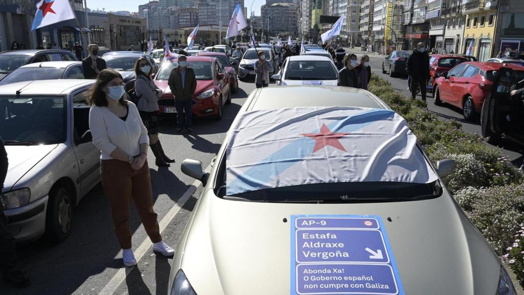 Varias personas participan en una caravana de vehículos convocada por el BNG