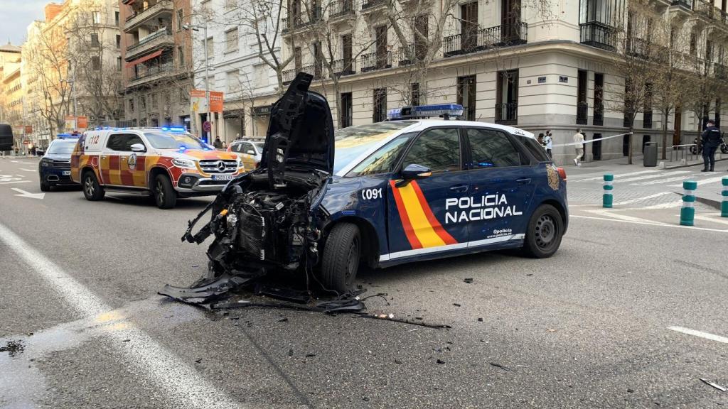 Imagen del estado del coche policial tras la persecución.