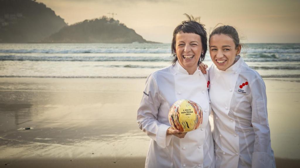 Fina Puigdevall y su hija Martina.