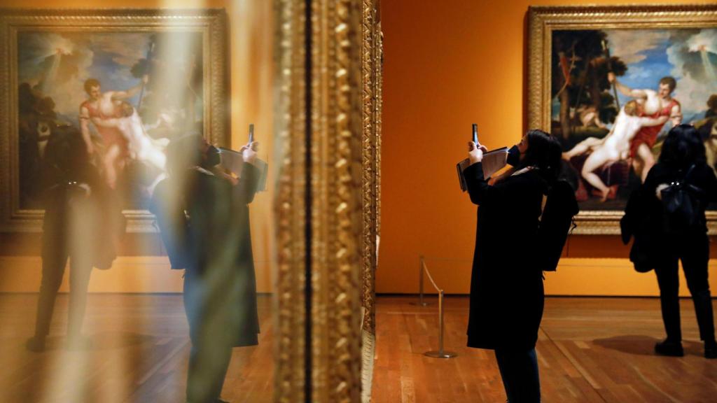 Al fondo, la 'Venus y Adonis' de Tiziano.