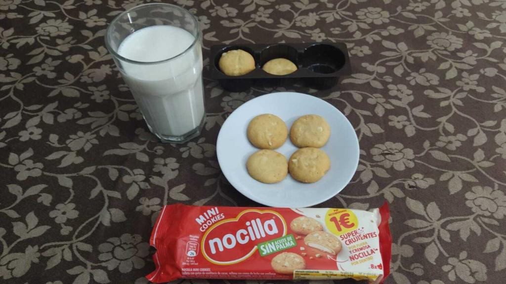 Las 'cokies' de Nocilla blanca, junto a un vaso con leche.