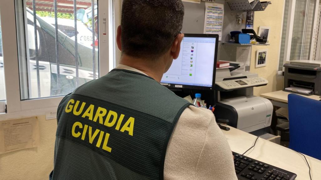 Un Policía Judicial de Cieza redactando un atestado en una imagen de archivo.