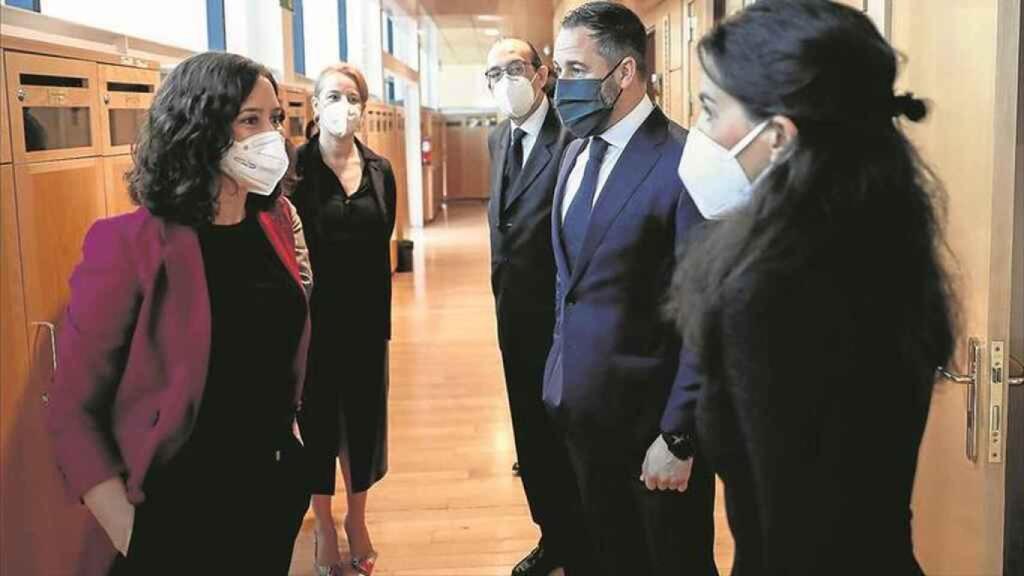 Ayuso, Abascal y Monasterio, charlando en los pasillos de la Asamblea de Madrid.