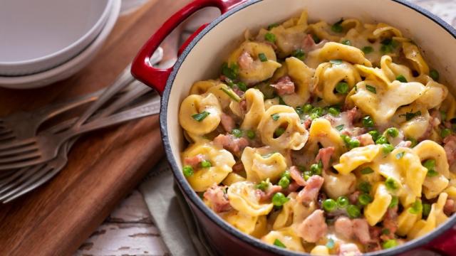 Tortellini con jamón y guisantes, receta de pasta muy fácil