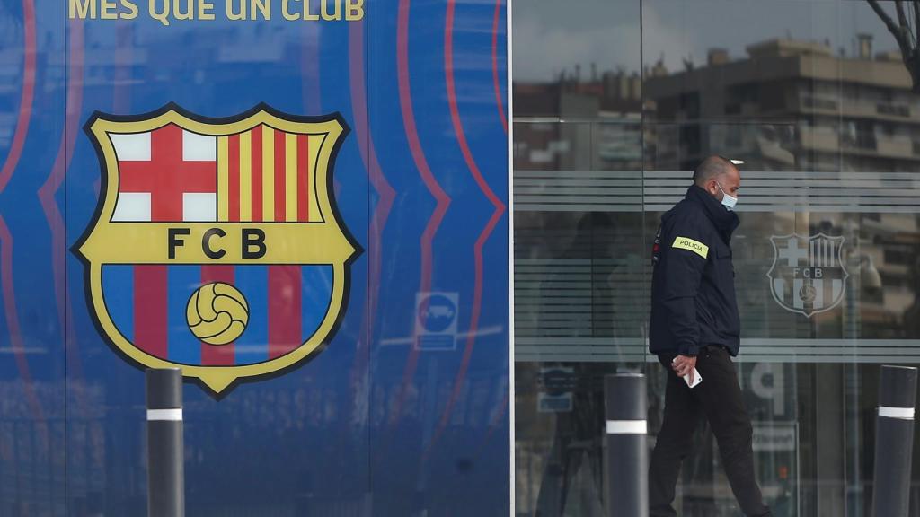 Los agentes de los Mossos d'Escuadra, en las oficinas del Barça del Camp Nou en el marco de la investigación por el 'Barçagate'
