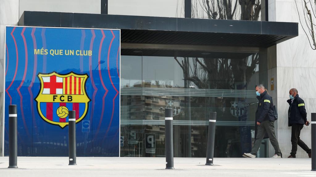 Los agentes de los Mossos d'Escuadra, en las oficinas del Barça del Camp Nou en el marco de la investigación por el 'Barçagate'