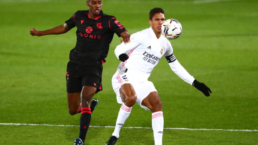 Raphael Varane y Alexander Isak disputan un balón