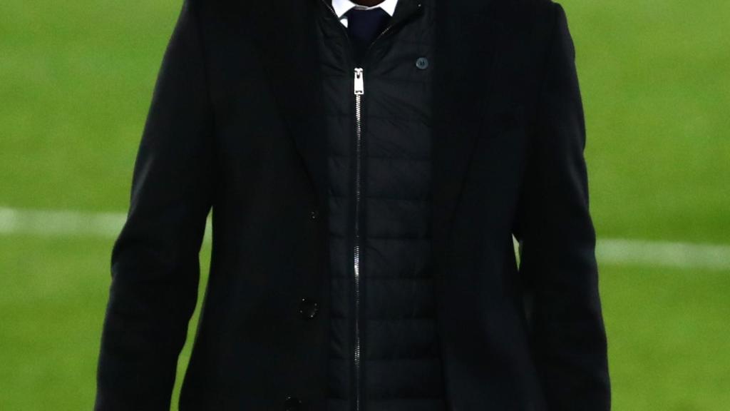 Zinedine Zidane sigue el Real Madrid - Real Sociedad desde la banda