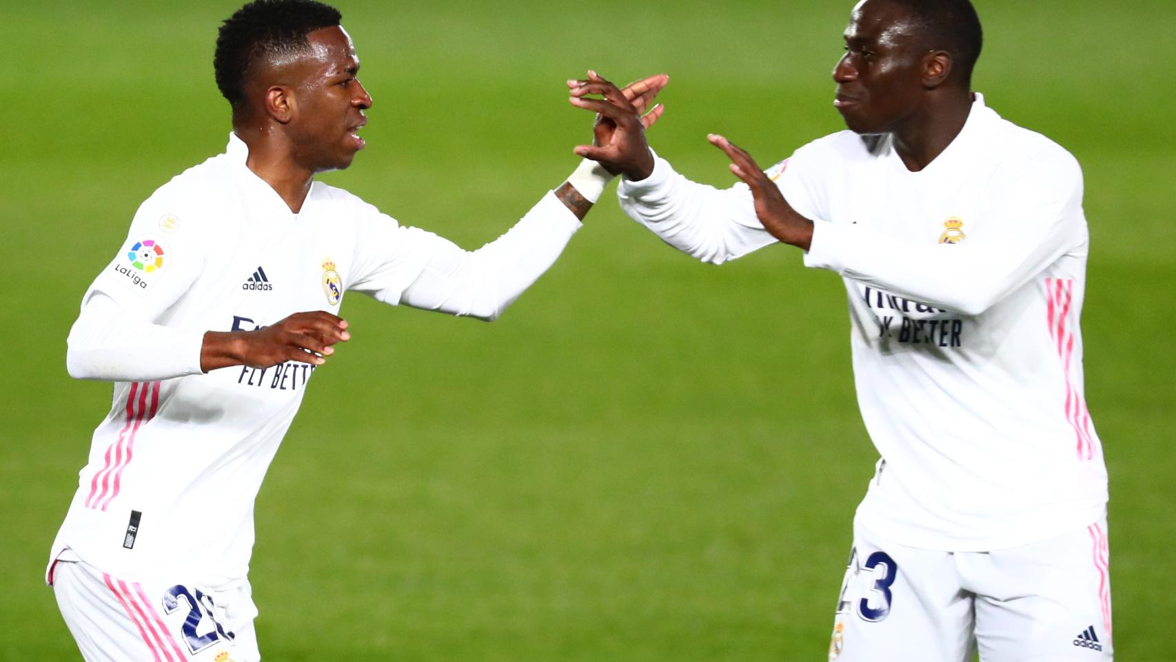 Vinicius celebra el gol del empate del Real Madrid a la Real Sociedad