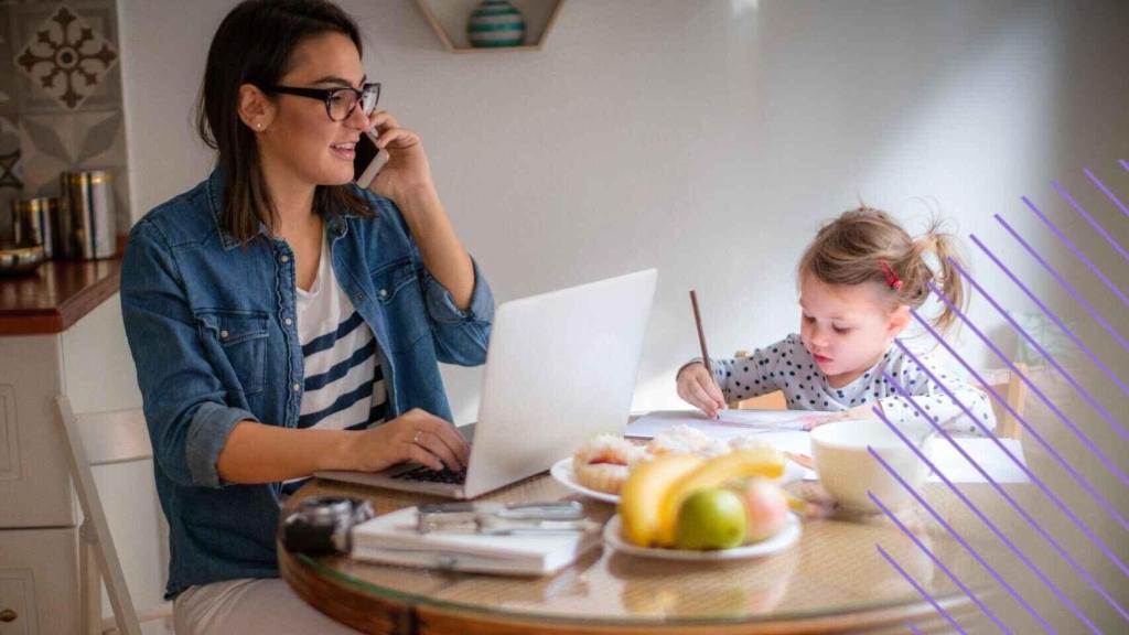 Mujer y madre teletrabajando y encargándose de las presiones del hogar.