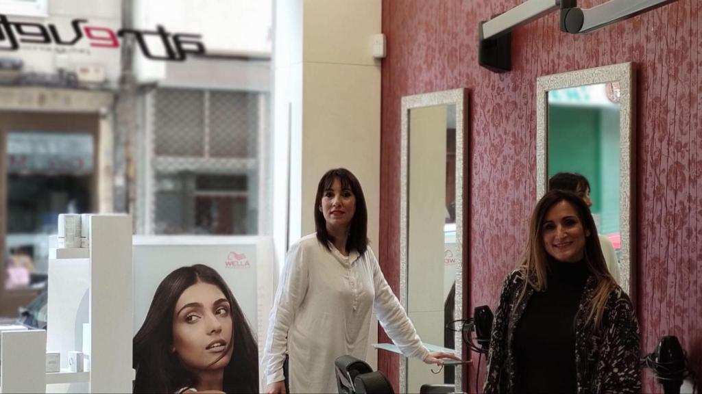 Silvia y Patricia posan en la peluquería