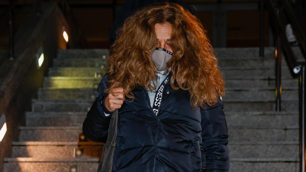 Lolita abandonando la capilla ardiente.