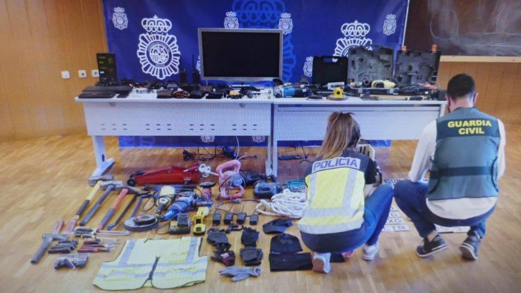 Los materiales y botines intervenidos.