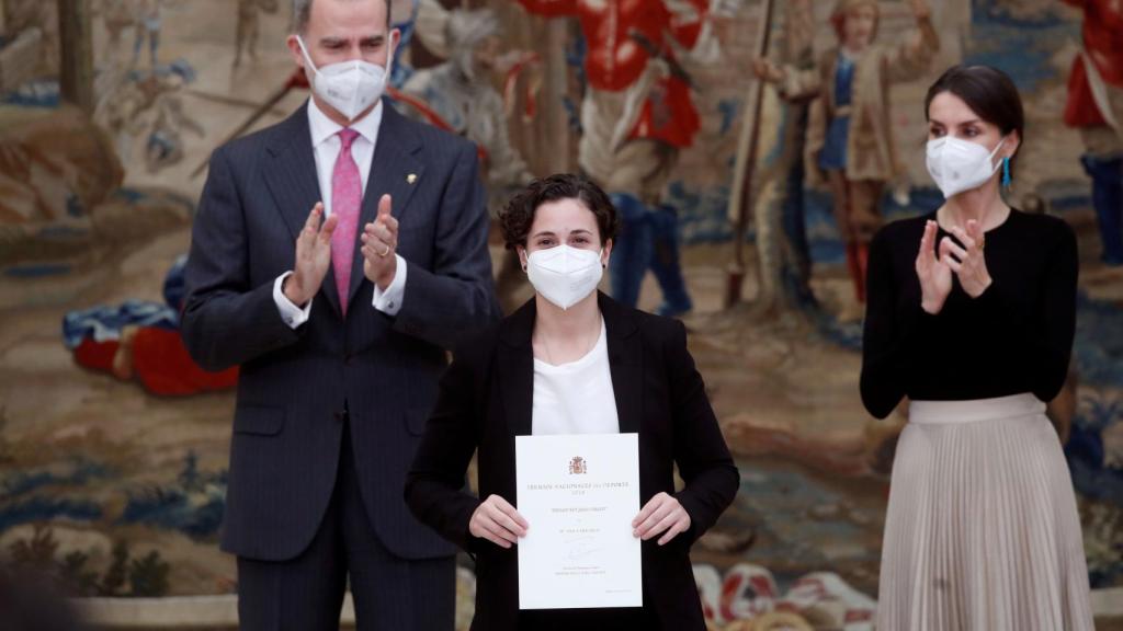 Letizia con jersey negro fino y falda plisada.