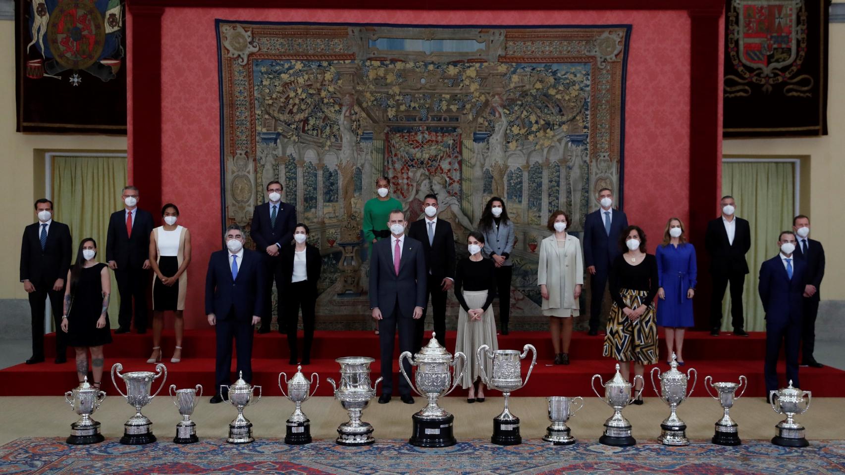 Los reyes Felipe y Leticia, junto con el ministro de Deportes, José Manuel Rodríguez Uribes, y la secretaria de Estado para el Deporte, Irene Lozano, posan con los galardonados durante el acto de entrega de los Premios Nacionales del Deporte 2018