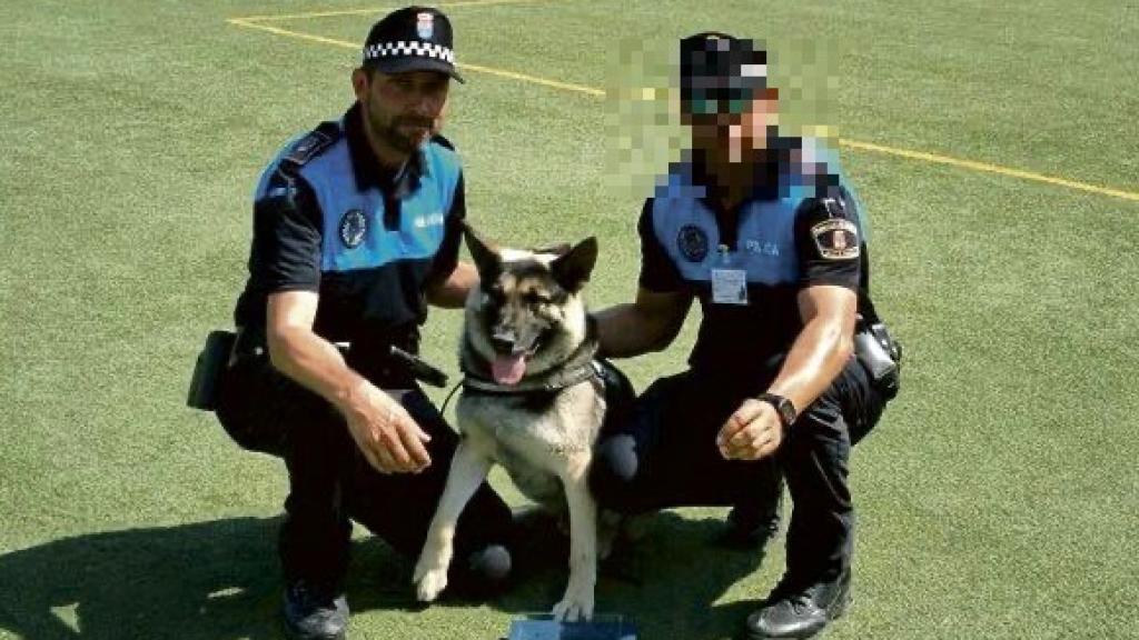 La pareja de Rosa López junto a uno de sus compañeros posando con uno de los perros.