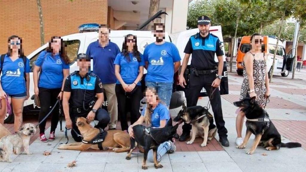 Iñaki García junto a algunos habitantes de Leganés en el vídeo de 2018.
