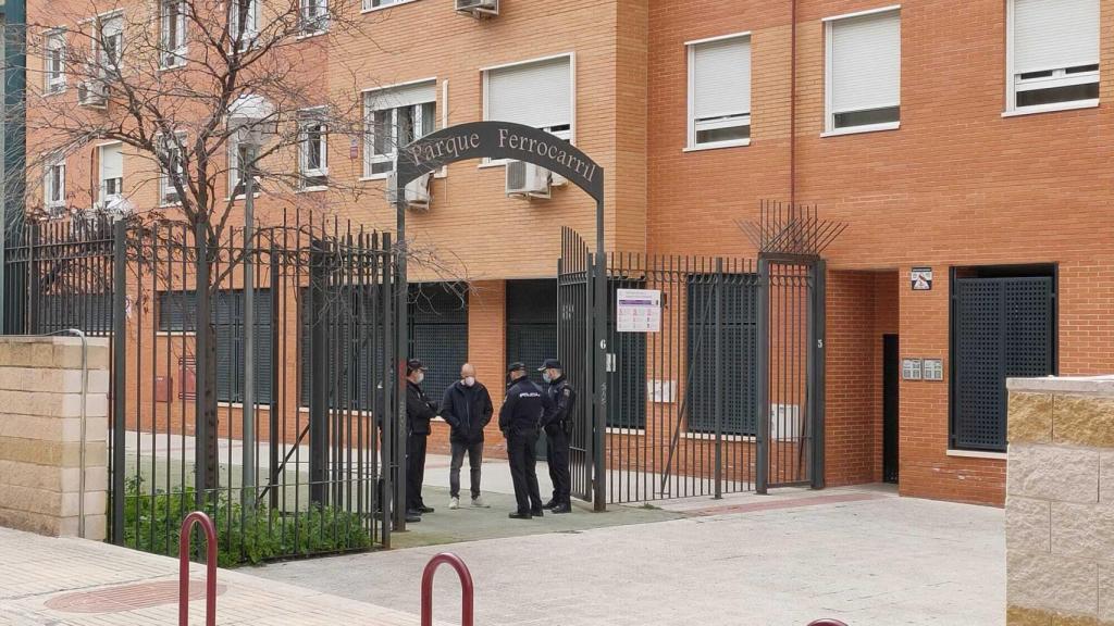 La policía en la puerta del bloque donde ha sido asesinada Mari Carmen.