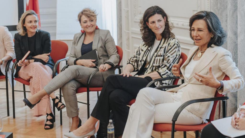 Ana Botín, presidenta del Banco Santander, con directivas de la territorial de Andalucía, en una imagen de archivo.