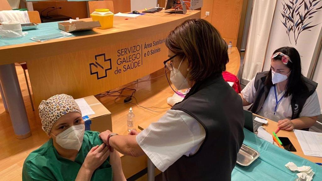 Profesionales sanitarios reciben la segunda dosis.
