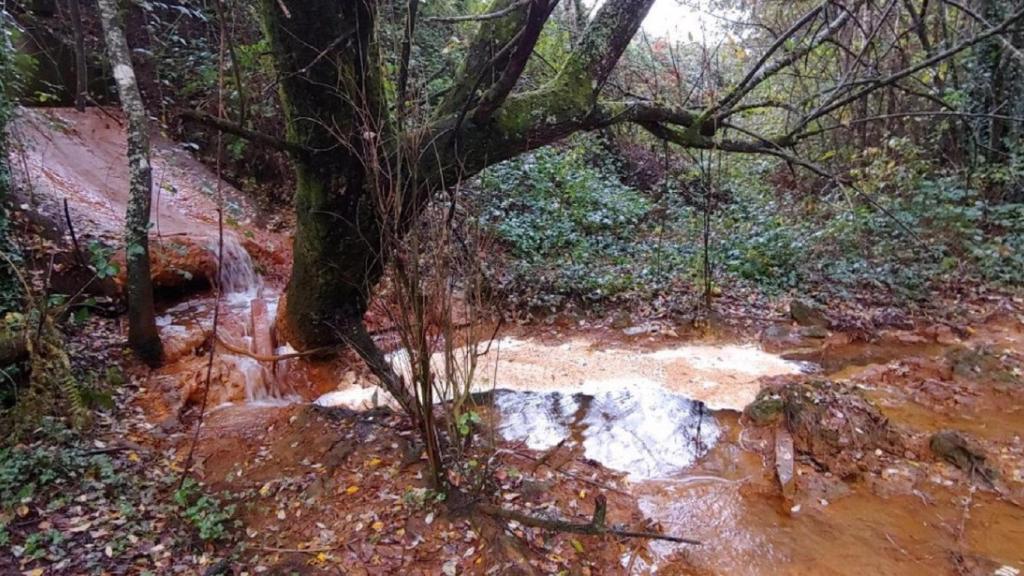 Vertido al río de la mina de Touro (A Coruña) en una foto de archivo.