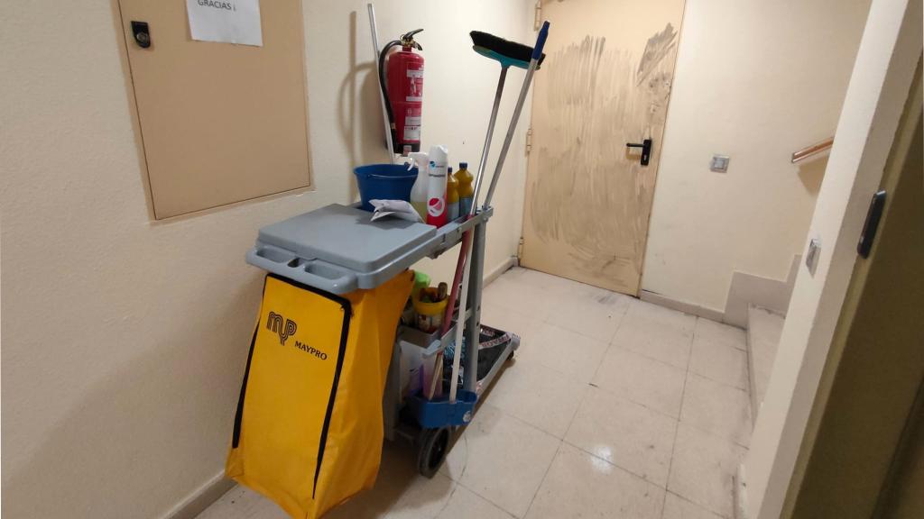 El rellano donde fue asesinada Mari Carmen, con su carrito de la limpieza.