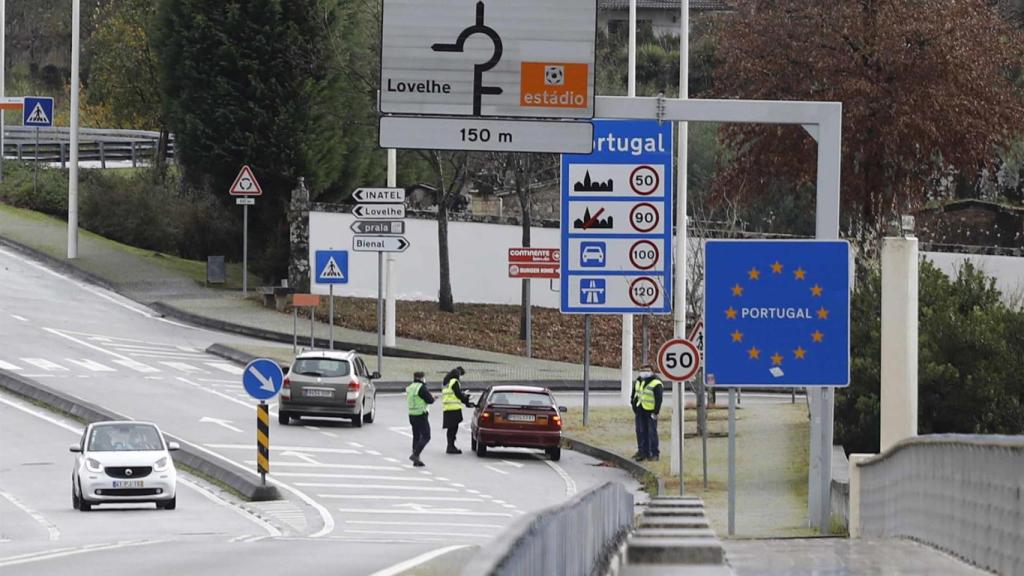 Agentes de la Policía portuguesa en la frontera Galicia-Portugal zona de Goián-Vilanova de Cerveira.