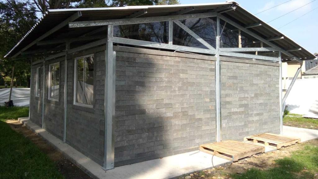 Casa hecha con bloques de plástico