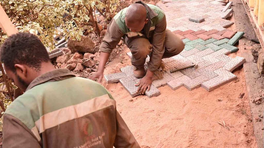 Pavimentación de calle con adoquines de plástico