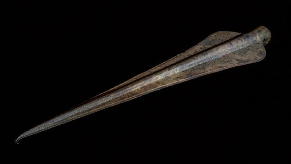 Otro punto de vista de la lanza encontrada en Jersey.