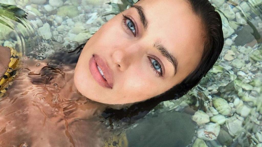 Irina Shayk muestra cual es su producto estrella para lucir un rostro radiante.