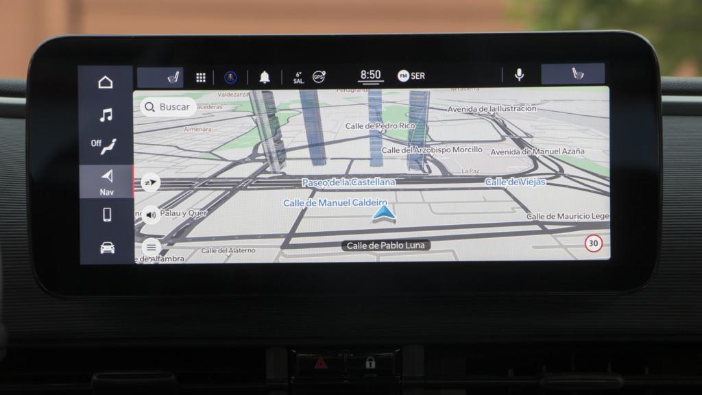 La pantalla central tiene 10,2 pulgadas con formato panorámico.