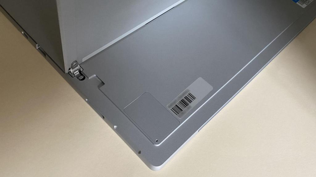 La ranura de acceso al SSD del Surface Pro 7+