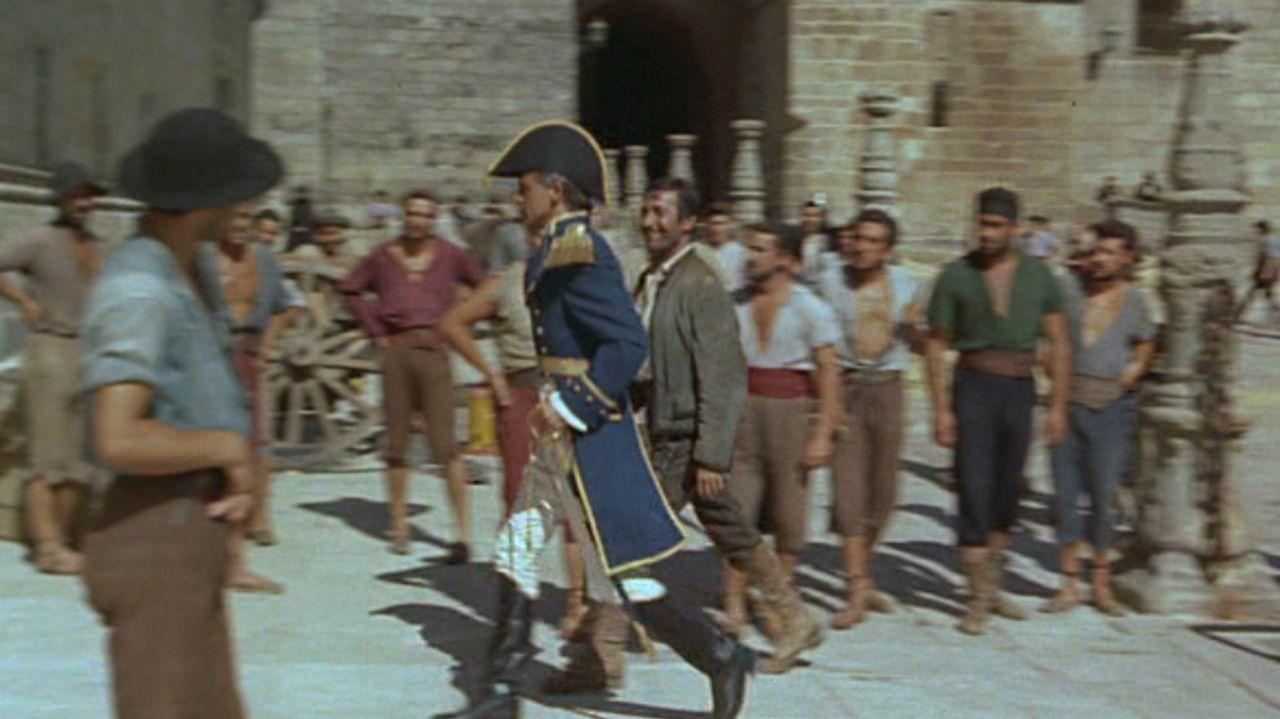 Cary Grant accede al Hostal dos Reis Católicos en un fotograma de ‘Orgullo y pasión’ (Cedida).