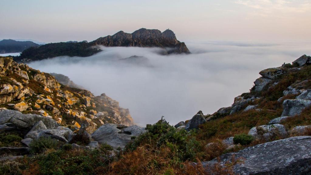 Una jornada con niebla en las islas Cíes.
