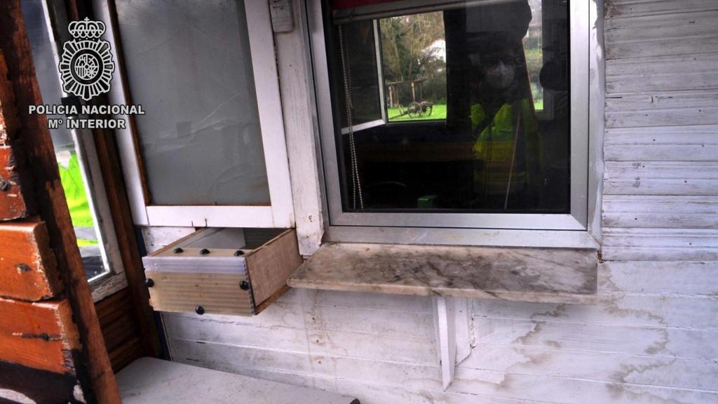 Un asentamiento de Narón tenía una oficina y cajón dispensador para entregar droga