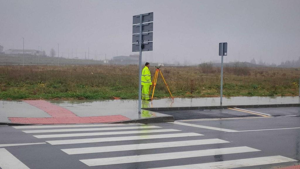 Un trabajador toma medidas en el espacio donde se construirá el centro de Amazon en Siero.