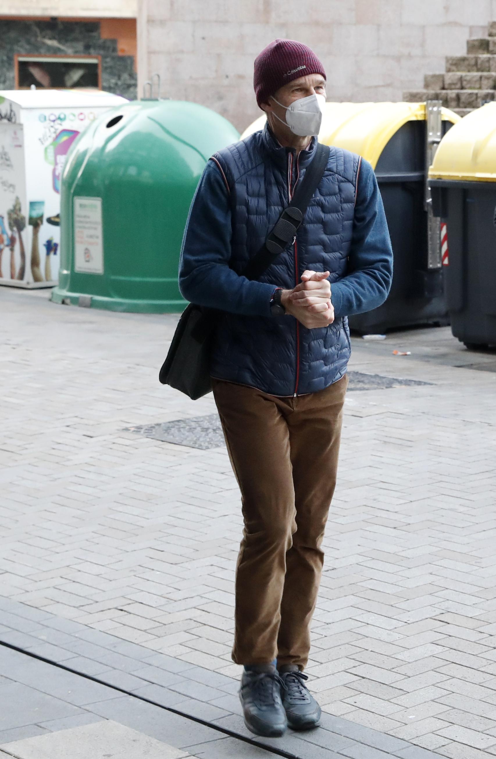 Urdangarin ha escogido un 'look' muy sobrio para su primer día.