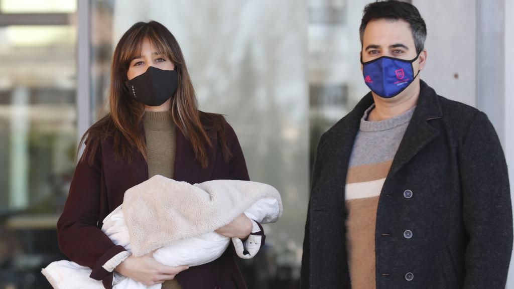 Isabel y su marido, Álex Cruz, posando con su segundo hijo a la salida del hospital.