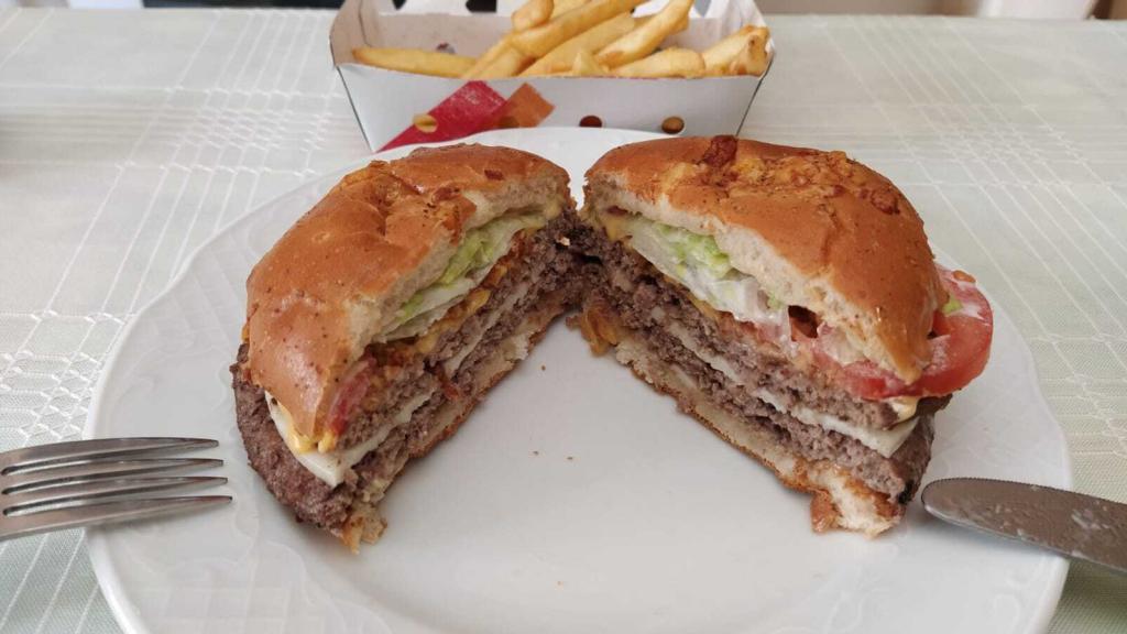 El interior de la hamburguesa 'Queen Cheese' con: dos carnes, queso gouda cabra, queso chédar, lechuga, tomate y  cebolla 'crispy',