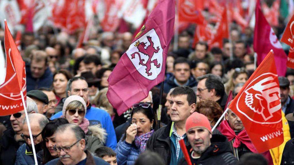 Vista de la manifestación en la que más de 35.000 personas, según fuentes policiales, han recorrido este domingo las calles de la ciudad de León.