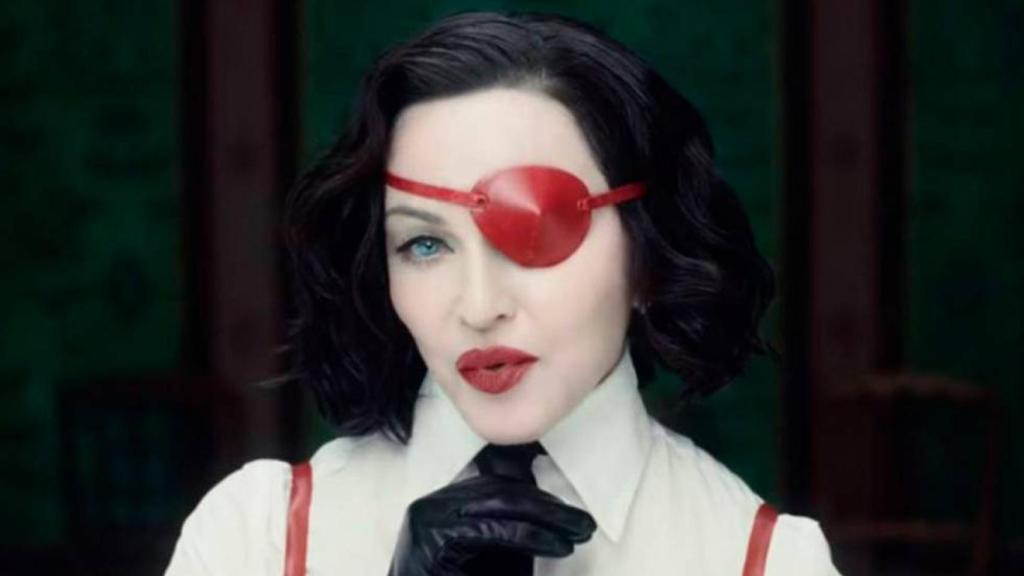 Madonna con su parche.