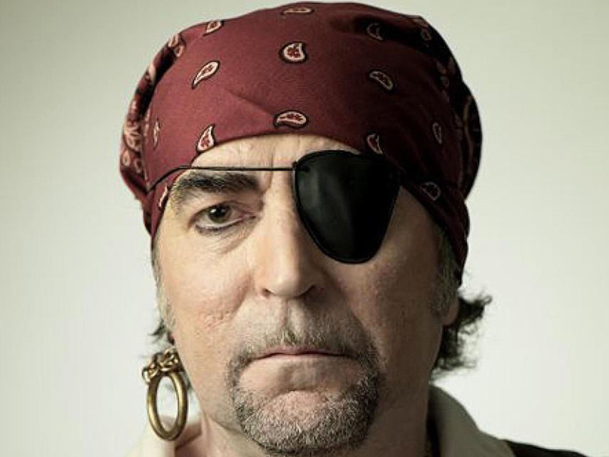 Sabina con su parche en el ojo emulando al Pirata cojo en la Rolling Stone.